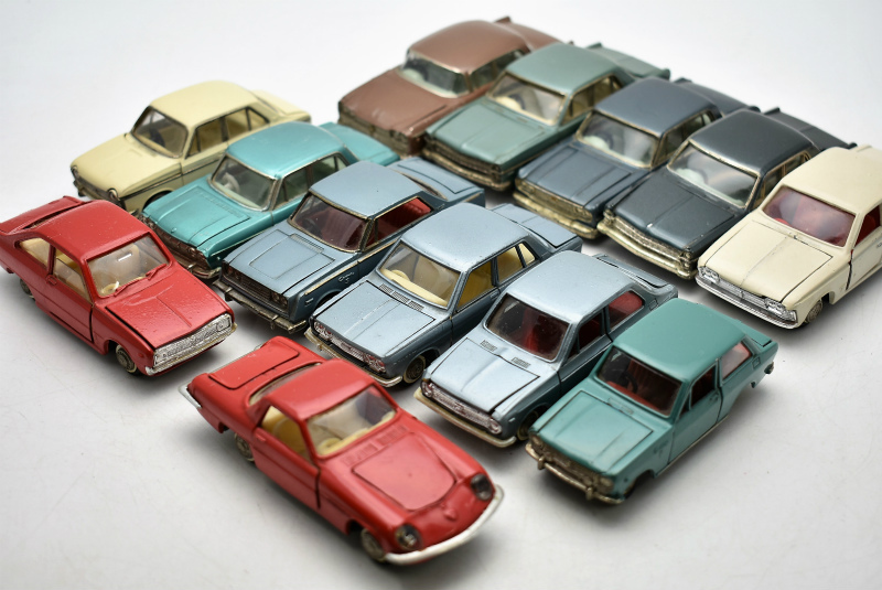 古いミニカーや九谷焼・着物のお買取り。