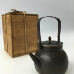 福井県福井市のお客様から鉄打出砲口鉄瓶を買取りさせていただきました。