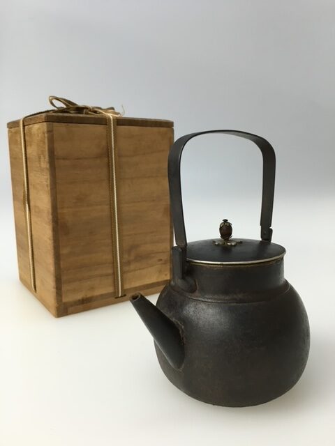 福井県福井市のお客様から鉄打出砲口鉄瓶を買取りさせていただきました。