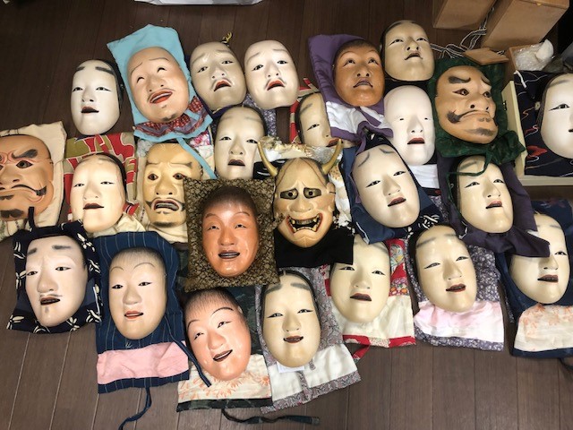 富山県富山市のお客様から能楽用の【能面】を約80点お買取り。