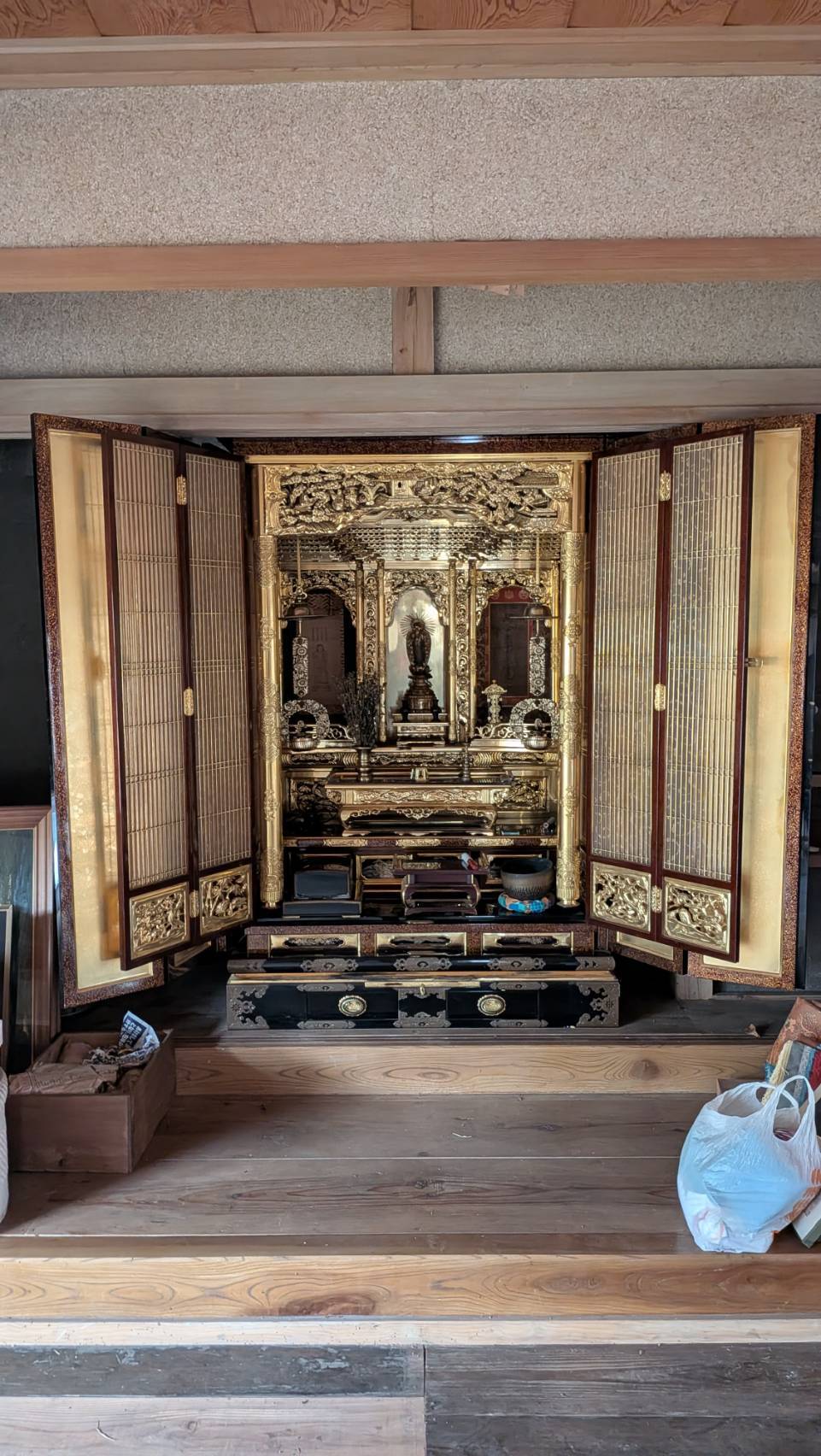 豪華で荘厳な「金仏壇」の魅力と特徴 | 竜宮堂